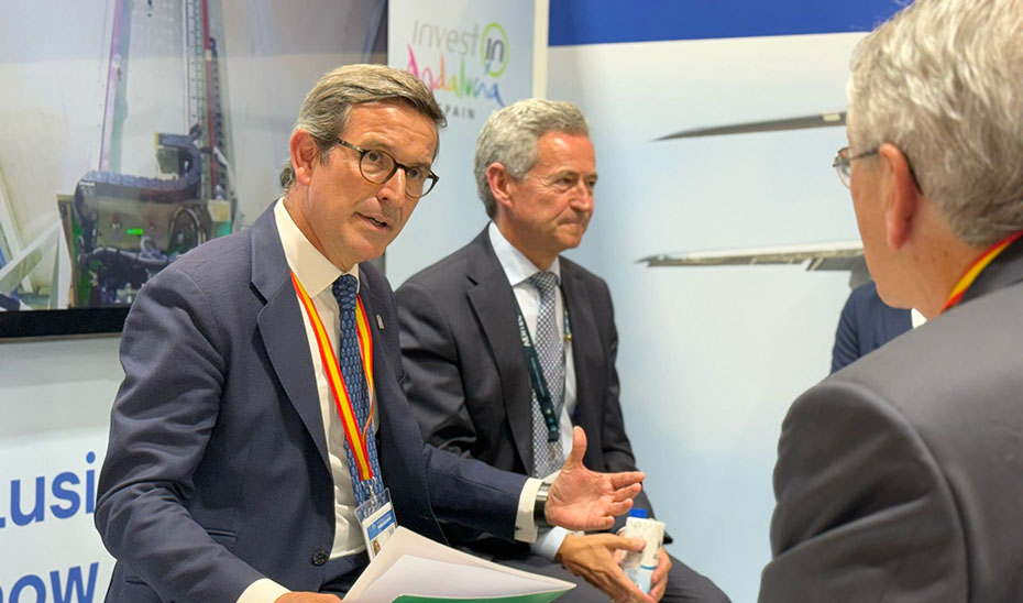 El consejero Paradela en un momento de su intervención en el stand de Andalucía Trade en Le Bourget.
